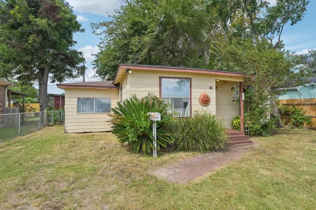 300 16th Avenue N, Texas City, TX 77590