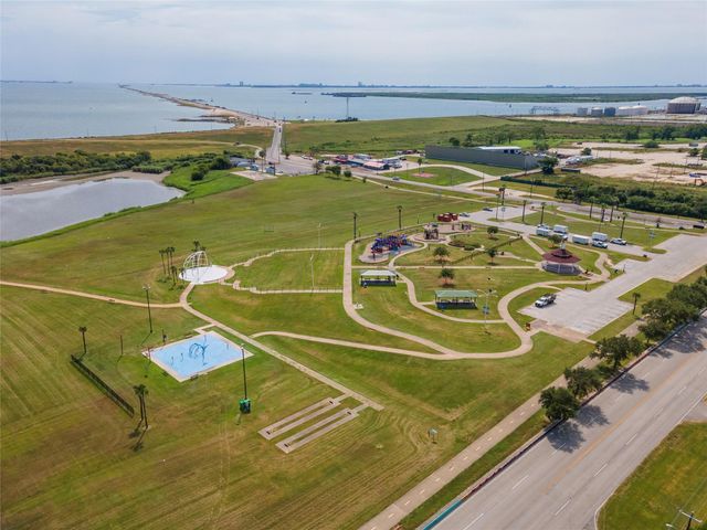 300 16th Avenue N, Texas City, TX 77590