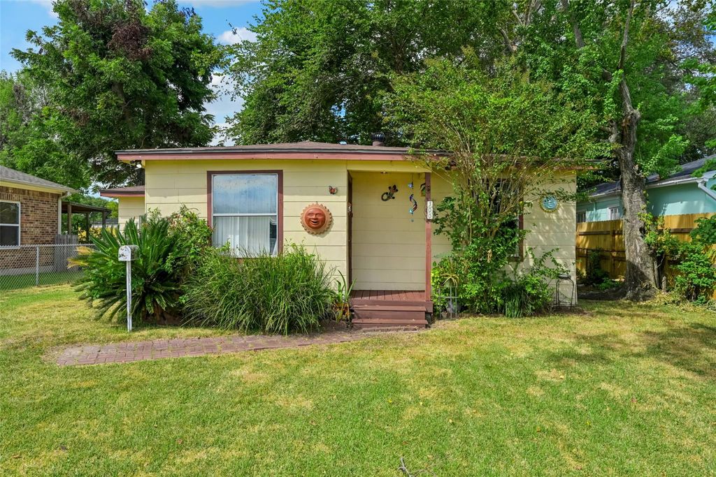 300 16th Avenue N, Texas City, TX 77590