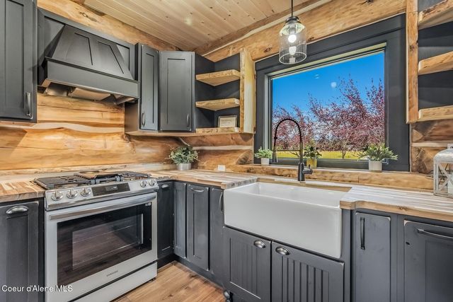 158 W Mountainview Rd, Moyie Springs, ID 83845