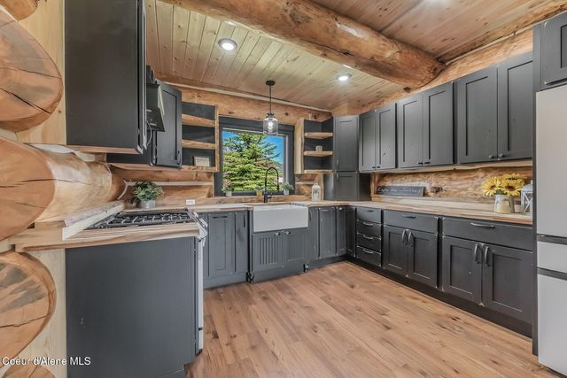 158 W Mountainview Rd, Moyie Springs, ID 83845