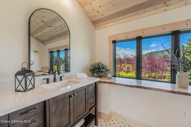 158 W Mountainview Rd, Moyie Springs, ID 83845