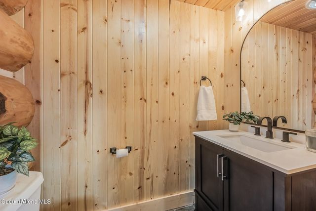 158 W Mountainview Rd, Moyie Springs, ID 83845