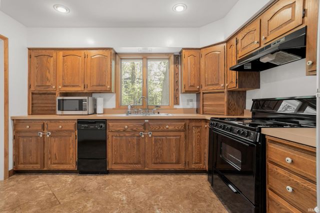53146 Oakmont Central Drive, South Bend, IN 46637
