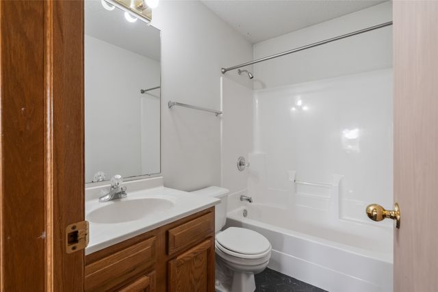 1394 NW 122nd Street, Clive, IA 50365