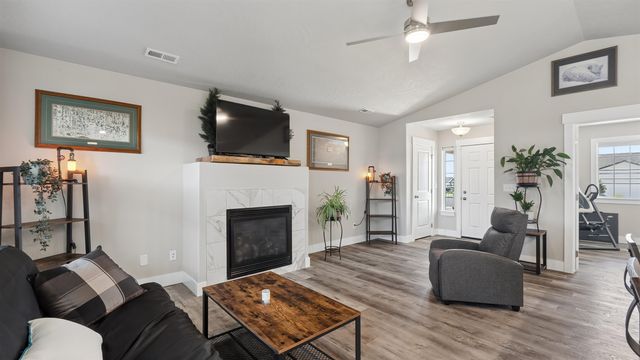 1609 E Marilyn Cir, Deer Park, WA 99006