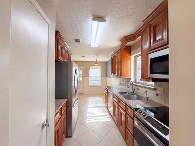 11819 Amblewood Drive, Meadows Place, TX 77477