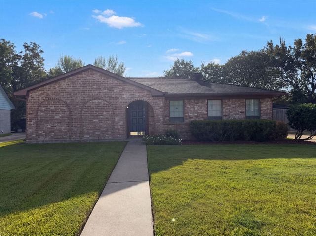 11819 Amblewood Drive, Meadows Place, TX 77477