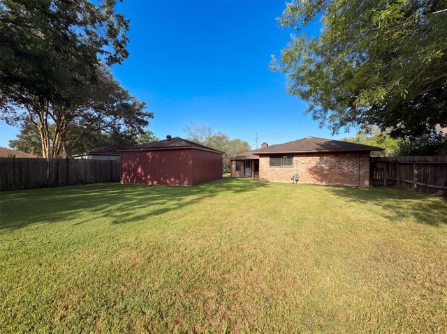 11819 Amblewood Drive, Meadows Place, TX 77477
