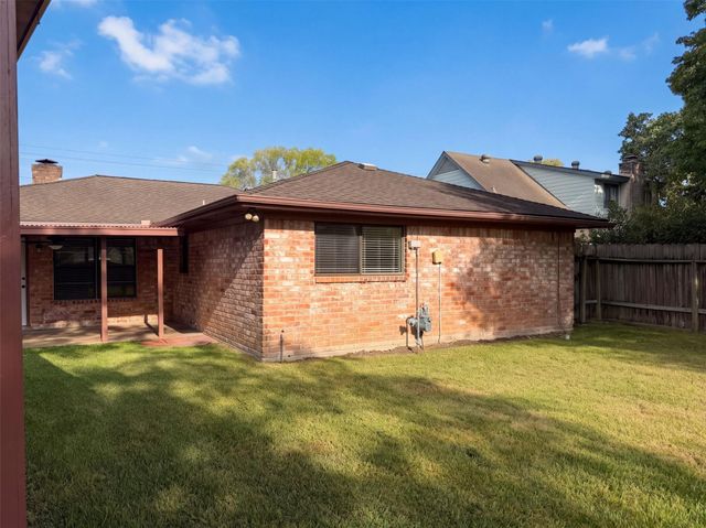 11819 Amblewood Drive, Meadows Place, TX 77477