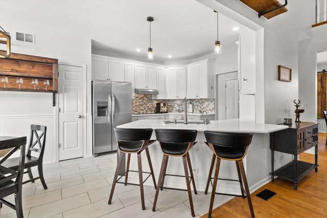 802 Manor DRIVE, Silver Lake, WI 53170