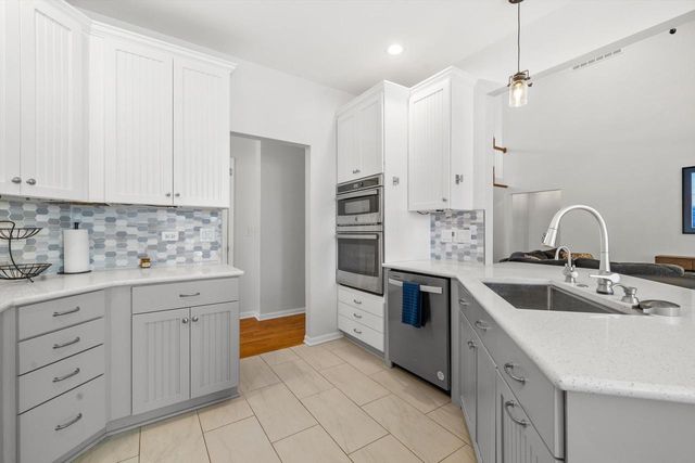 802 Manor DRIVE, Silver Lake, WI 53170