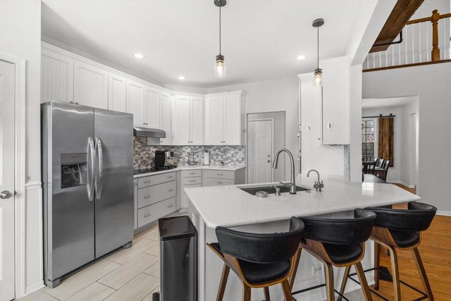 802 Manor DRIVE, Silver Lake, WI 53170