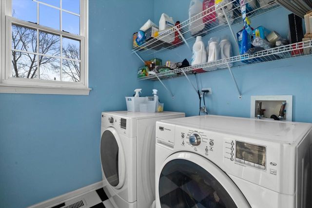 802 Manor DRIVE, Silver Lake, WI 53170