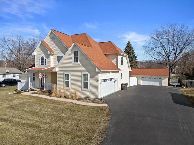 802 Manor DRIVE, Silver Lake, WI 53170