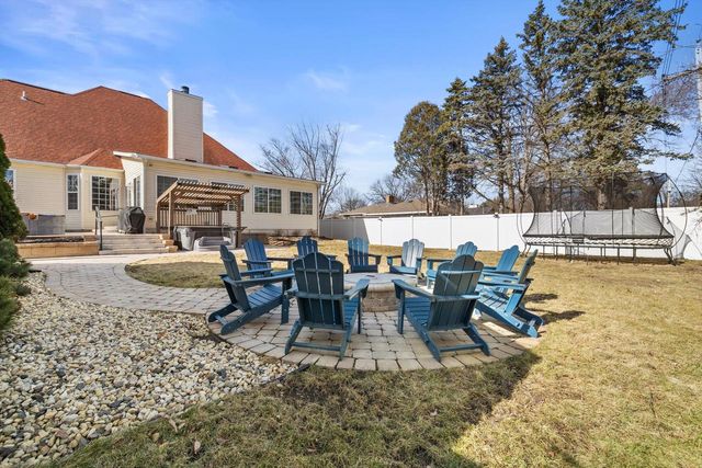 802 Manor DRIVE, Silver Lake, WI 53170