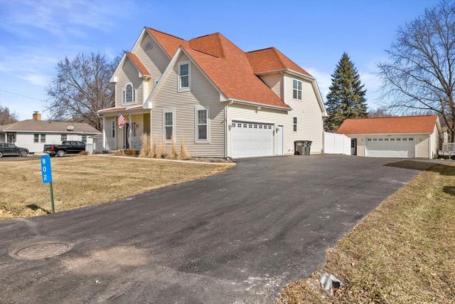 802 Manor DRIVE, Silver Lake, WI 53170
