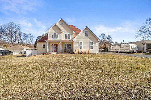 802 Manor DRIVE, Silver Lake, WI 53170