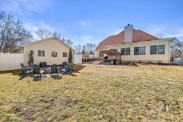 802 Manor DRIVE, Silver Lake, WI 53170