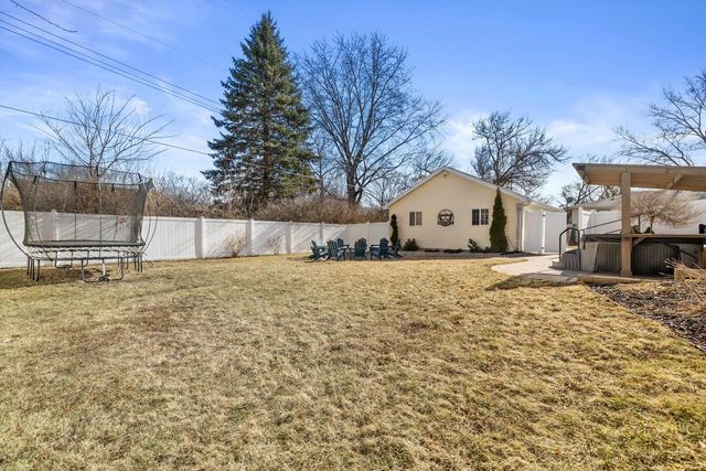 802 Manor DRIVE, Silver Lake, WI 53170