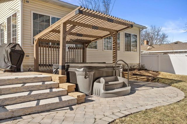 802 Manor DRIVE, Silver Lake, WI 53170