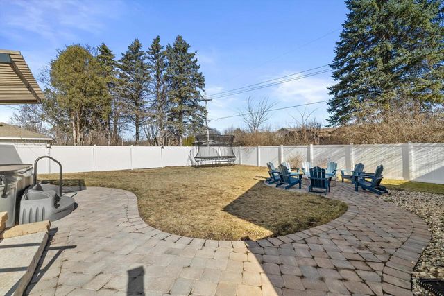 802 Manor DRIVE, Silver Lake, WI 53170