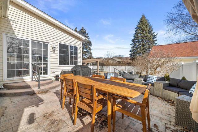 802 Manor DRIVE, Silver Lake, WI 53170