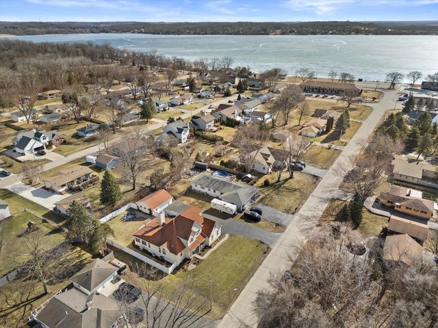 802 Manor DRIVE, Silver Lake, WI 53170