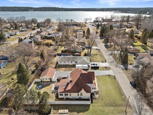 802 Manor DRIVE, Silver Lake, WI 53170