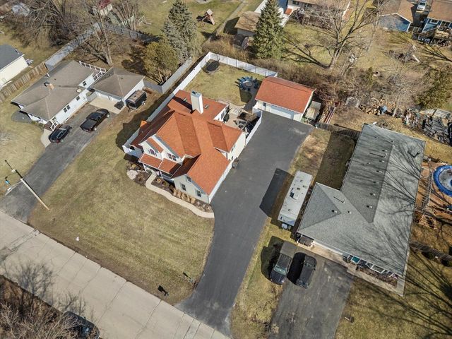 802 Manor DRIVE, Silver Lake, WI 53170