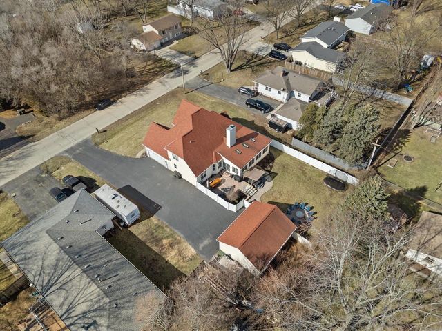 802 Manor DRIVE, Silver Lake, WI 53170