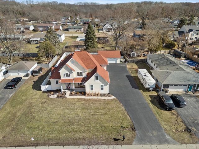 802 Manor DRIVE, Silver Lake, WI 53170