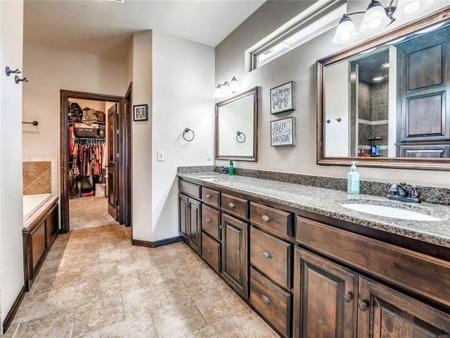 5627 Cimarron Manor, Guthrie, OK 73044