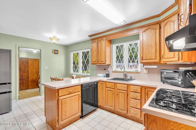 73 Newbury Road, Howell, NJ 07731