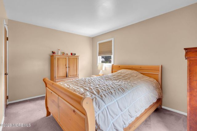 73 Newbury Road, Howell, NJ 07731
