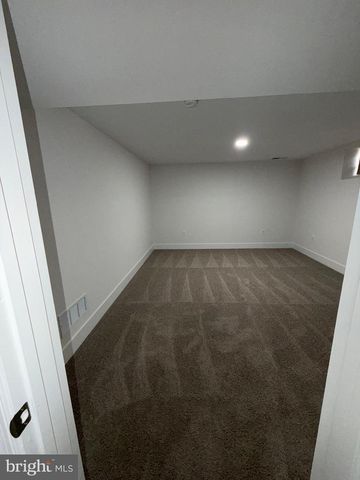 11 DUNSINANE DR, New Castle, DE 19720