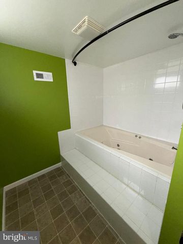 11 DUNSINANE DR, New Castle, DE 19720