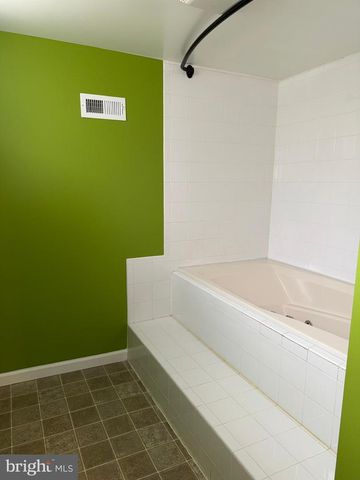 11 DUNSINANE DR, New Castle, DE 19720