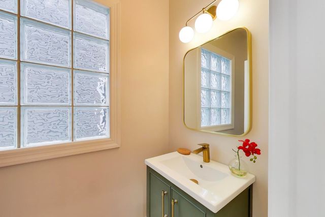 1919 W FLETCHER Street, Chicago, IL 60657