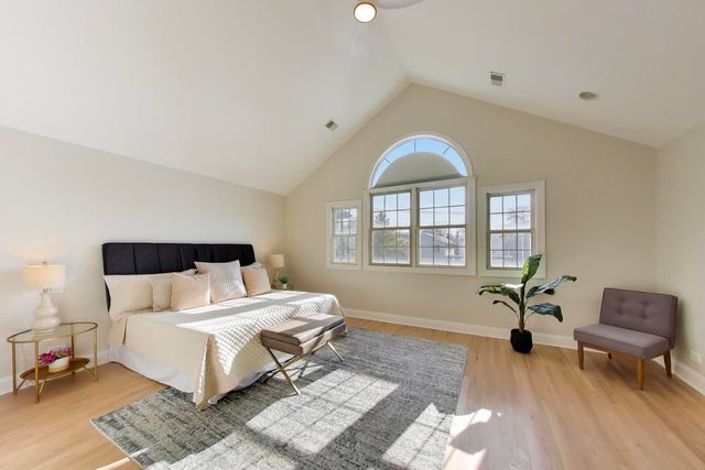 1919 W FLETCHER Street, Chicago, IL 60657