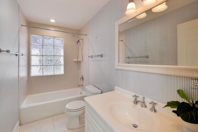 1919 W FLETCHER Street, Chicago, IL 60657