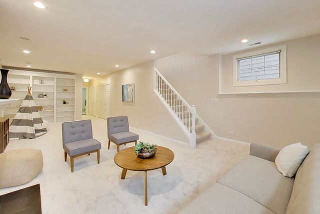 1919 W FLETCHER Street, Chicago, IL 60657