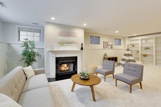 1919 W FLETCHER Street, Chicago, IL 60657