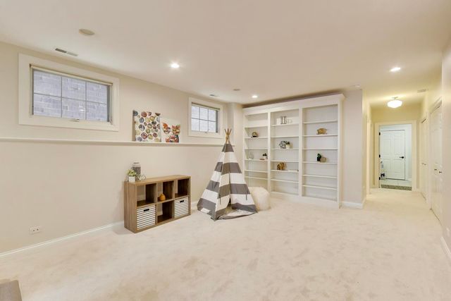 1919 W FLETCHER Street, Chicago, IL 60657