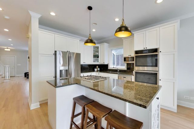 1919 W FLETCHER Street, Chicago, IL 60657