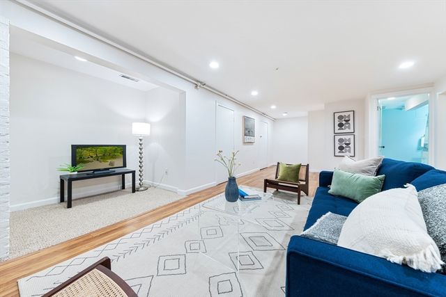 69 Harvey St 3, Cambridge, MA 02141
