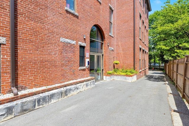 69 Harvey St 3, Cambridge, MA 02141