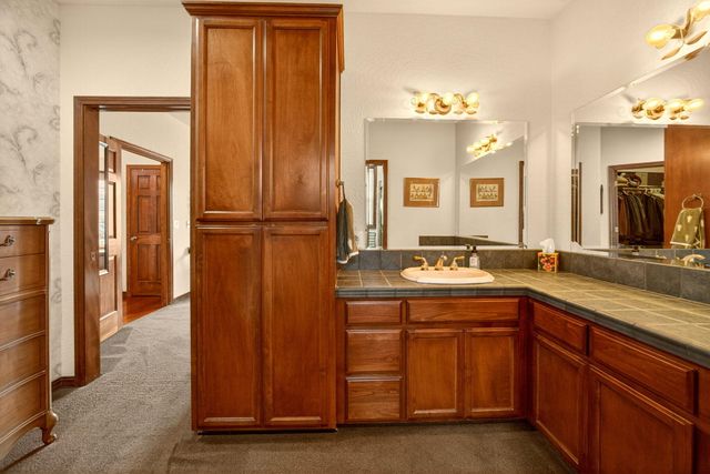 500 Lakota Way, Ashland, OR 97520