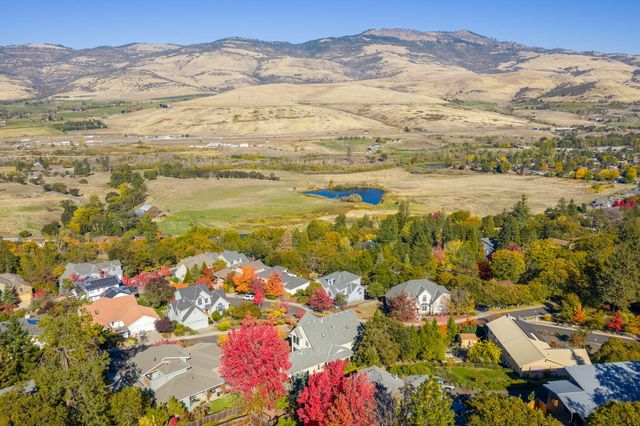 500 Lakota Way, Ashland, OR 97520