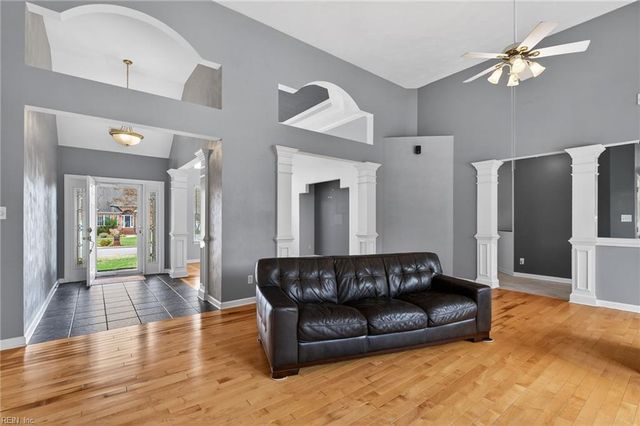 1327 Laurel Ridge LN, Chesapeake, VA 23322